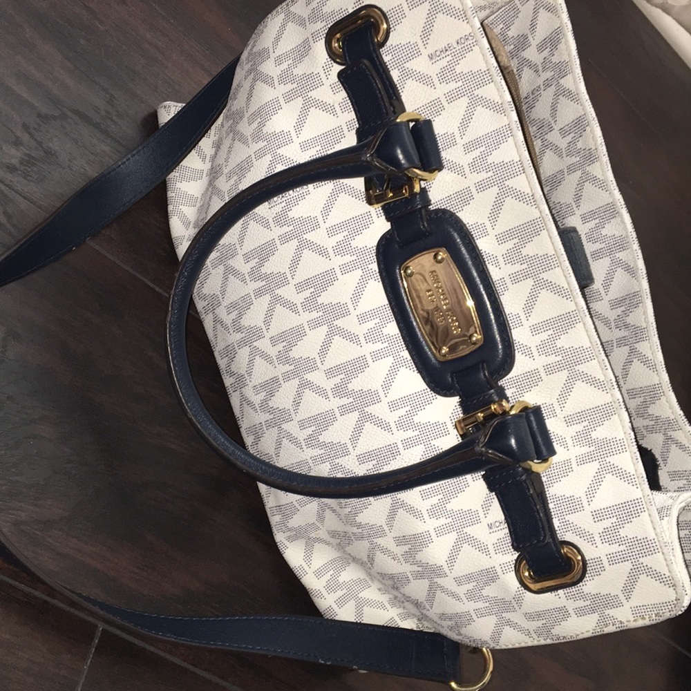MK Crossbody bag. LIMITED TIME PRICE!! Lowest: $65